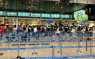 Người dân trở lại TP HCM sau lễ: Sân bay và bến xe thưa thớt, cửa ngõ đông xe