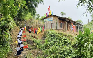 Xúc động lễ khai giảng của học trò vùng cao Quảng Nam và huyện đảo Trường Sa