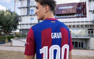 Nén đau thi đấu, Gavi đạt cột mốc lịch sử cùng Barcelona