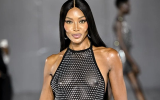 “Báo đen” Naomi Campbell lấp lánh đầm xuyên thấu