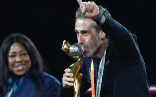 HLV vô địch World Cup bị sa thải sau vụ "cưỡng hôn" của Chủ tịch LĐBĐ Tây Ban Nha