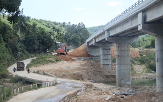 Đề nghị kiểm tra, xử lý việc dùng đất trái phép làm 2 cây cầu ở Quảng Nam
