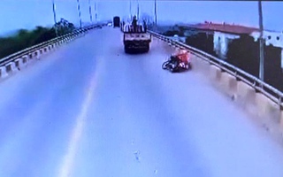 Xin vượt không được, tài xế xe tải đánh lái khiến người đi xe máy ngã văng ra đường