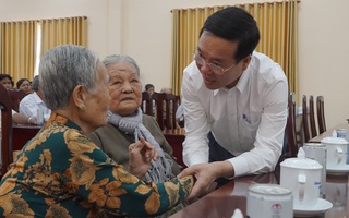 Chủ tịch nước Võ Văn Thưởng tặng quà gia đình chính sách, hộ nghèo ở Vĩnh Long