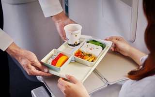 Giá suất ăn trên chuyến bay cần hợp lý hơn