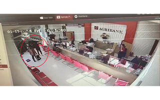 VIDEO: Camera ghi lại cảnh 2 kẻ dùng súng cướp ngân hàng ở Quảng Nam