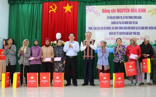 Chánh án TAND tối cao Nguyễn Hòa Bình tặng quà người dân Bình Định