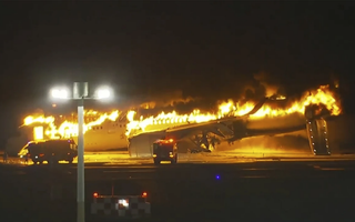 Nhân chứng kể khoảnh khắc 2 máy bay Nhật Bản biến thành cầu lửa