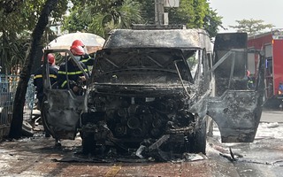 Ô tô 16 chỗ bất ngờ cháy rụi ở TP Thủ Đức