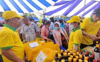 Hàng ngàn công nhân sắm Tết tại “Phiên chợ 0 đồng”