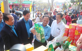 Chương trình "Tết sum vầy - Xuân chia sẻ" đến với 5.000 công nhân nghèo ở Quảng Bình