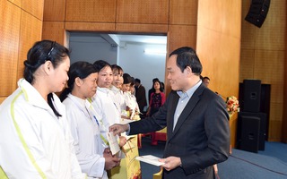 Phó Thủ tướng Trần Lưu Quang trao quà Tết tại Hoà Bình