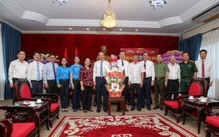 Bí thư Thành ủy TP HCM tặng quà công nhân, hộ nghèo ở Đồng Nai