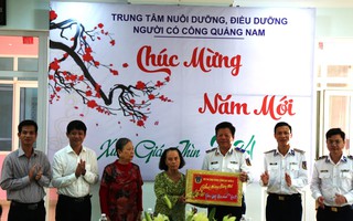 Vùng Cảnh sát biển 2 tặng 50 suất quà Tết cho người dân Cù Lao Chàm