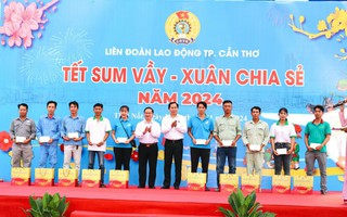 Ông Lê Quang Mạnh tặng quà cho công nhân Cần Thơ tại "Chợ Tết Công đoàn"