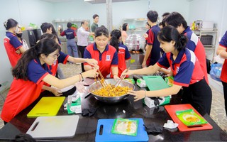 Ấm lòng bữa khuya cho người lao động do sinh viên góp tiền