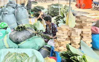 Chợ bán lá dong lớn nhất TP HCM năm nay ra sao?