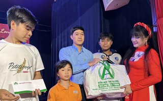 Ca sĩ Bích Thủy, Hạ Châu trao quà Tết, học bổng cho con em công nhân sân khấu