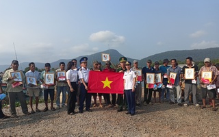 Cảnh sát biển trao cờ Tổ quốc và quà Tết trên đảo tiền tiêu