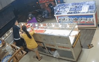 Bắt hai chị em cướp tiệm vàng