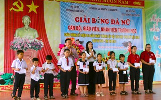 Trao nhiều suất học bổng cho học sinh nghèo, gia đình khó khăn