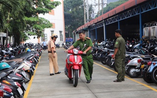 Học sinh bật khóc khi CSGT vào tận trường kiểm tra xe máy