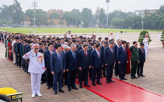 Lãnh đạo Đảng, Nhà nước và các đại biểu Quốc hội vào Lăng viếng Chủ tịch Hồ Chí Minh