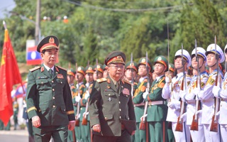 Hai Bộ trưởng Quốc phòng Việt Nam - Lào duyệt đội danh dự Quân đội Việt Nam ở biên giới