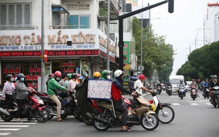 TP HCM: Xe máy, ô tô "làm mưa làm gió" trên đường phố