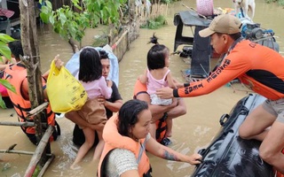 Bão Trami chưa qua, Philippines cảnh báo vùng áp thấp mới