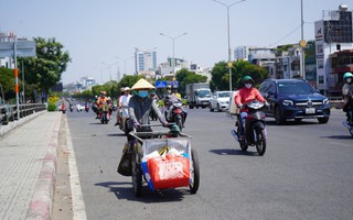 Lao động ngoài trời trong vòng xoáy thu nhập thấp