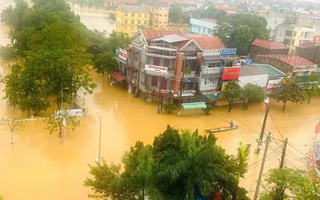 Lũ lớn sau bão số 6 ở Quảng Bình: "Nước lũ lên quá nhanh, không kịp trở tay..."