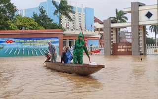 Hàng loạt trụ sở, trường học ở Quảng Bình chìm trong biển nước