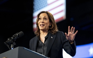 Bà Kamala Harris: Cú đảo ngược vận mệnh và "khách hàng" duy nhất!