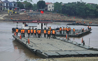 Chiều nay 4-10, phà quân đội tạm thay cầu phao Phong Châu