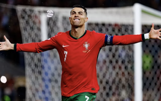 Tuổi 39 rực sáng, Ronaldo liên tiếp lập kỷ lục thế giới