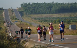 Gần 3.000 vận động viên chinh phục cung đường biển marathon Phan Thiết