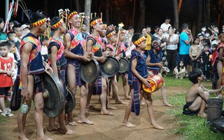 Để tiếng cồng chiêng ngân vang mãi với đại ngàn