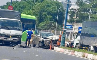 Taxi công nghệ bị hai xe tải tông liên tiếp