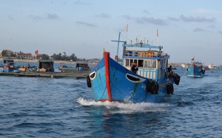 Một ngư dân tàu cá rơi xuống biển mất tích