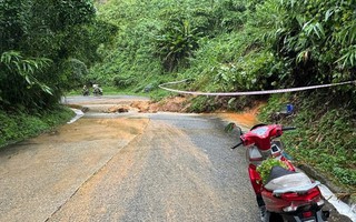 Sạt lở, mưa lớn chia cắt nhiều tuyến đường ở Quảng Ngãi