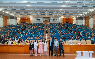 Gần 1.200 sinh viên tham dự talkshow “Từ sinh viên Kinh tế đến Thủ lĩnh Công nghệ”