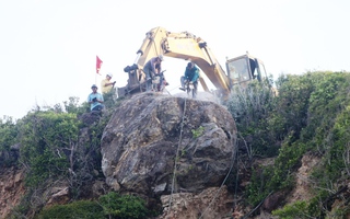 Cận cảnh nổ mìn phá khối đá "uy hiếp" đường nối sân bay Cam Ranh