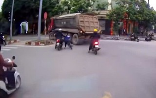 VIDEO: Người đàn ông đi xe máy kéo em nhỏ thoát khỏi điểm mù xe tải