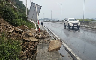 Sạt lở, đá rơi xuống đèo từ Nha Trang đi sân bay Cam Ranh