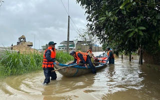 Mưa lớn kéo dài, lũ trên các sông ở Quảng Ngãi lên cao