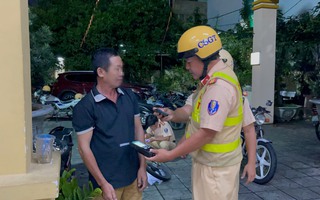 Mang điện thoại đi sửa, người đàn ông bỏ luôn xe khi gặp CSGT