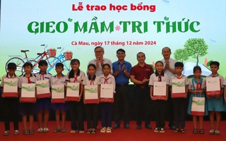 Trao hàng trăm suất học bổng cho học sinh ở Cà Mau