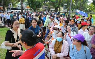 Người dân TP HCM đội nắng đi metro trong ngày cuối chạy thử