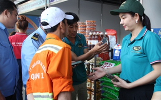 Công nhân thỏa sức mua sắm tại “Ngày hội hàng Việt Nam - Vui Tết cùng người lao động”